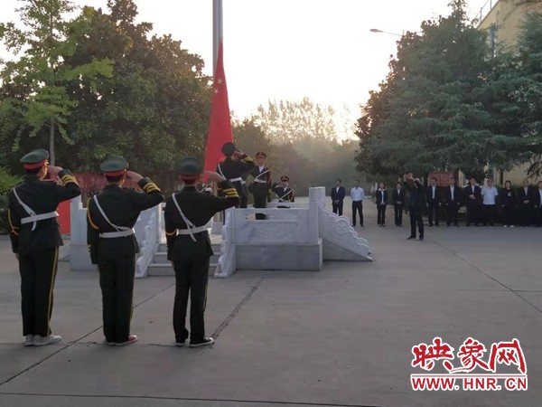 鹿邑老君台中学举行“升*旗国**唱*歌国**向*旗国**敬礼”主题升旗仪式