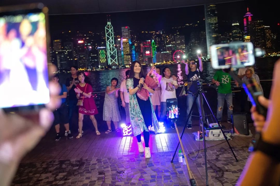 香港街头深情献唱,香港街头歌唱