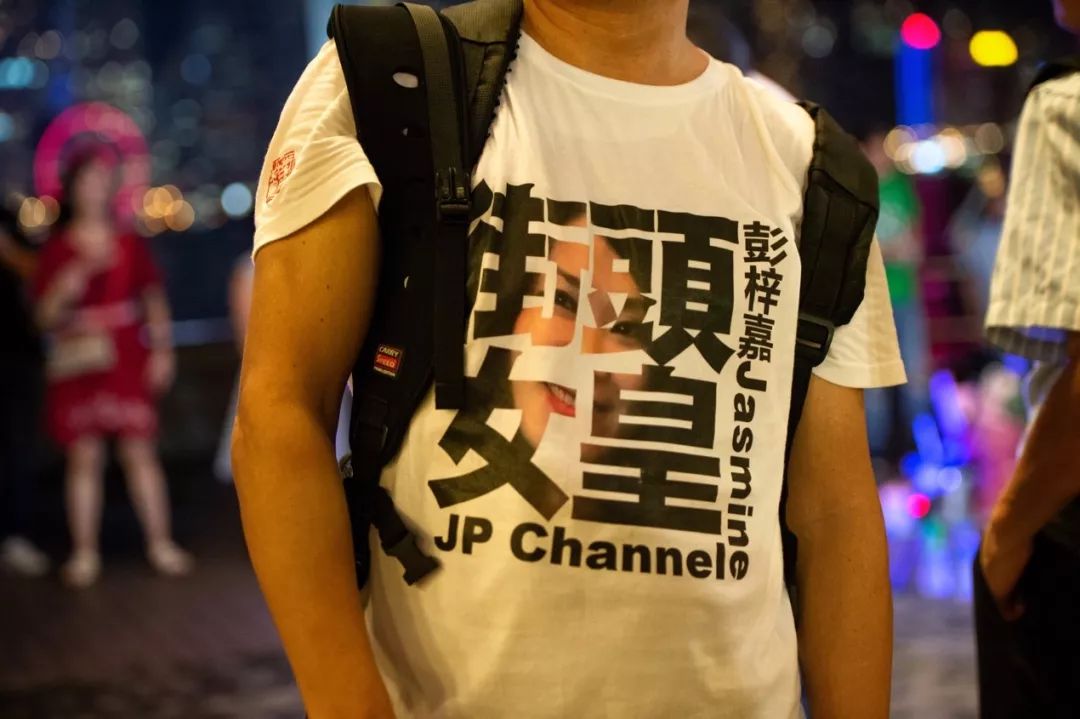 香港街头深情献唱,香港街头歌唱