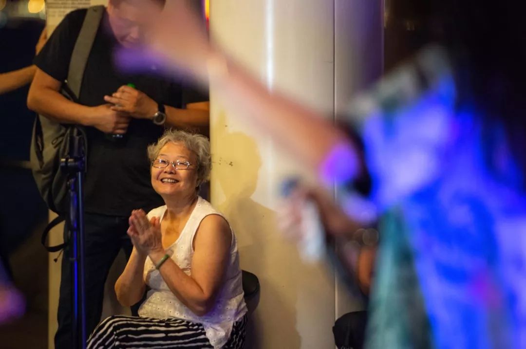 香港街头深情献唱,香港街头歌唱