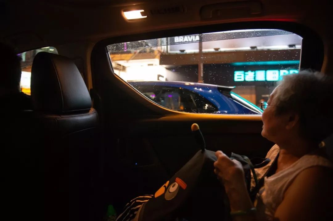 香港街头深情献唱,香港街头歌唱