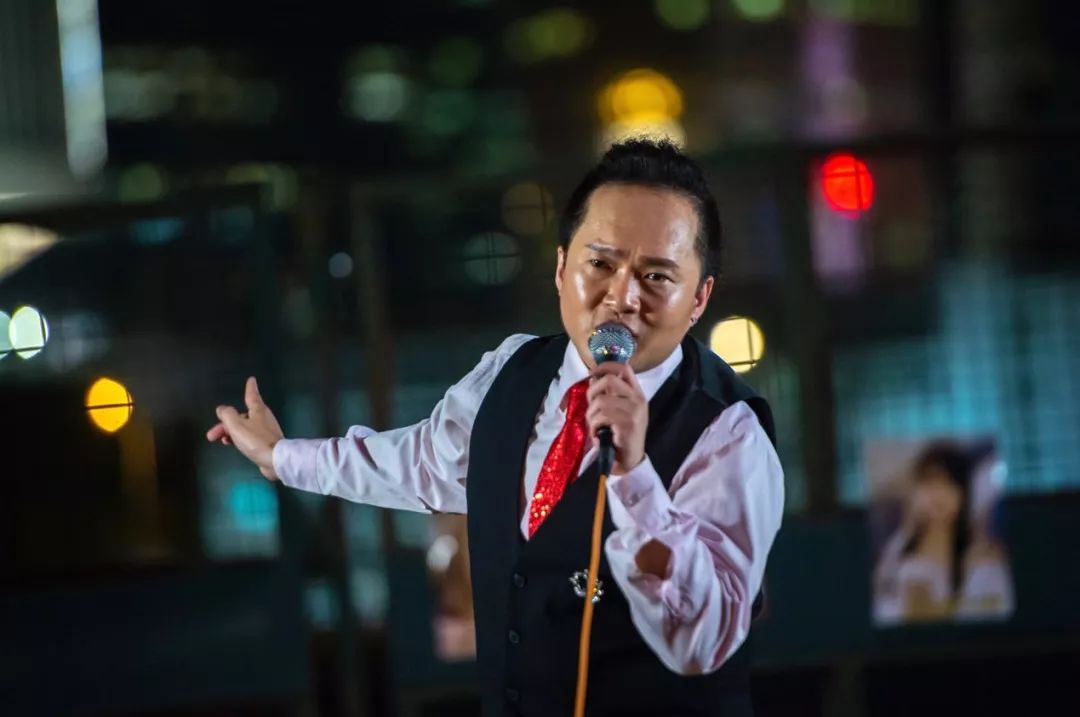 香港街头深情献唱,香港街头歌唱