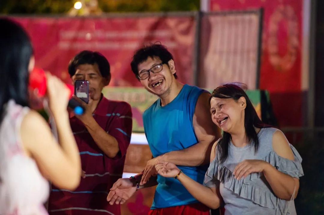 香港街头深情献唱,香港街头歌唱