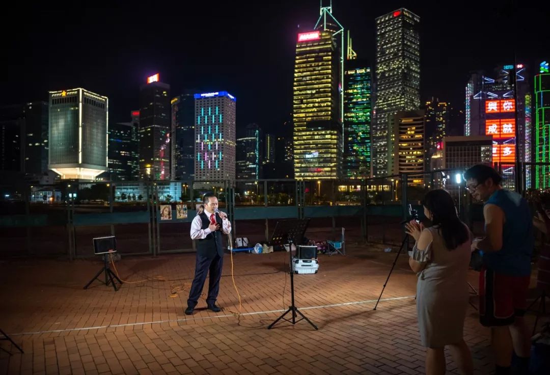 香港街头深情献唱,香港街头歌唱
