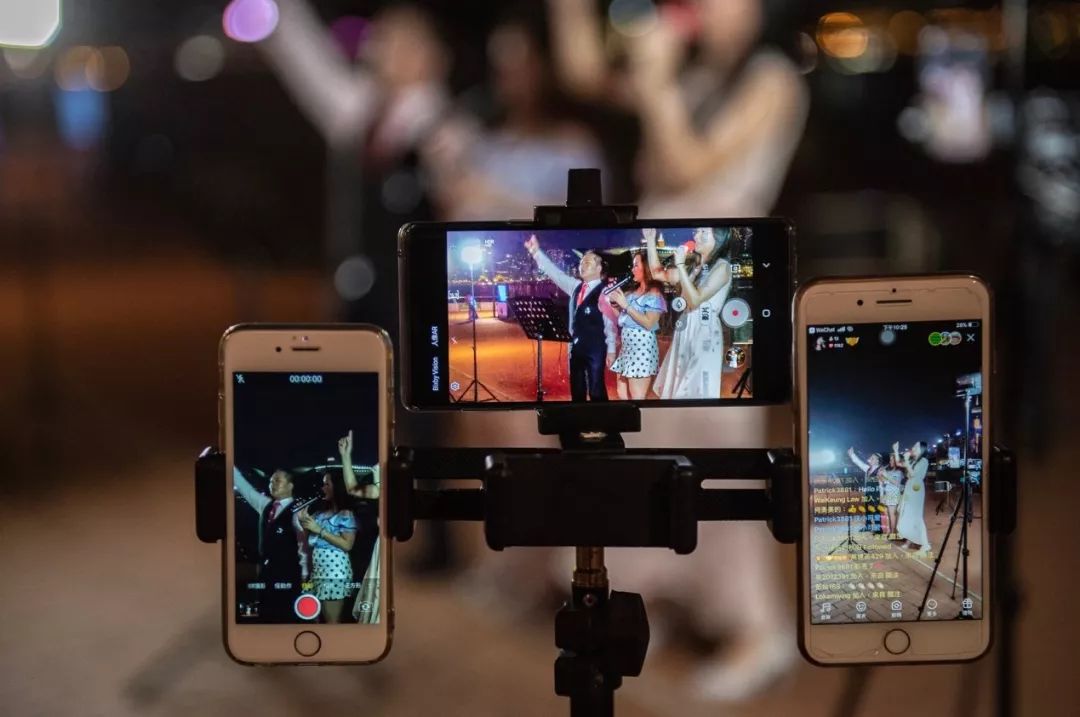 香港街头深情献唱,香港街头歌唱