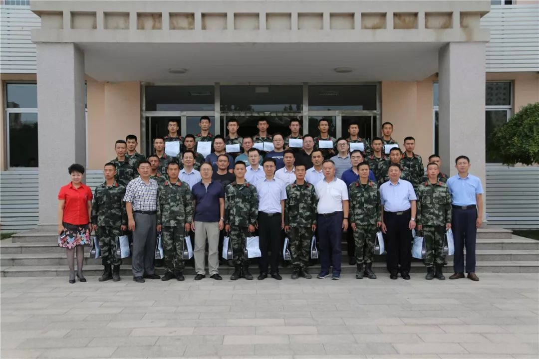 让军人成为全社会尊崇的职业,努力让军人成为全社会尊崇的职业