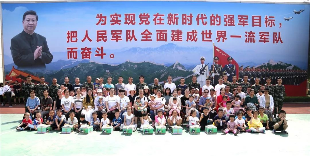 让军人成为全社会尊崇的职业,努力让军人成为全社会尊崇的职业