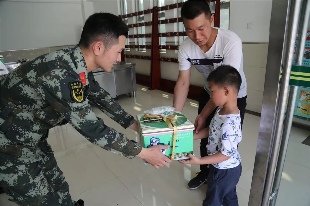 让军人成为全社会尊崇的职业,努力让军人成为全社会尊崇的职业