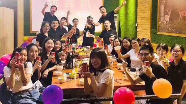 工人干活两小时摔坏手机让老板赔,上班时候手机摔坏了老板赔吗