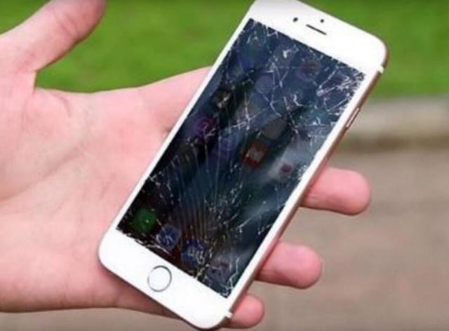 工人干活两小时摔坏手机让老板赔,上班时候手机摔坏了老板赔吗