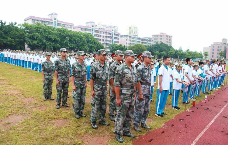 农垦中学初一五班军训视频,海南省农垦实验中学军训视频