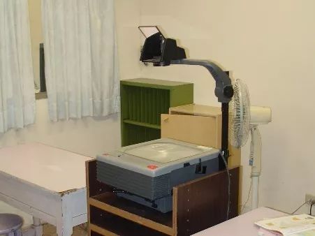 投影仪如何与屏幕相吻合,投影仪没有颜色和色调