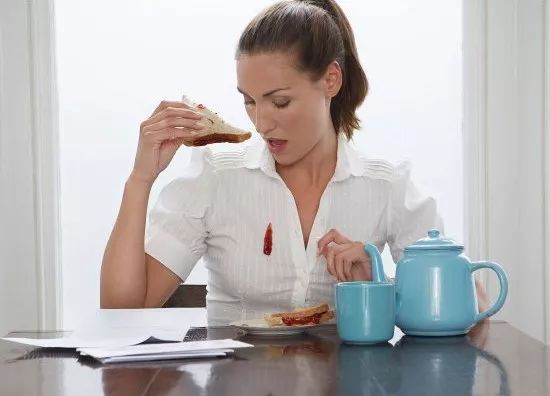 懒癌患者的福音！不怕脏，不会皱的黑科技衬衫，简约又时尚