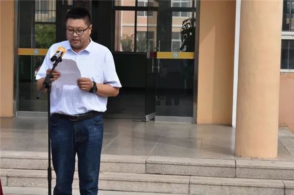 始于诚信，成于爱心！“体彩追梦人”王伟向当地中学捐赠体育用品