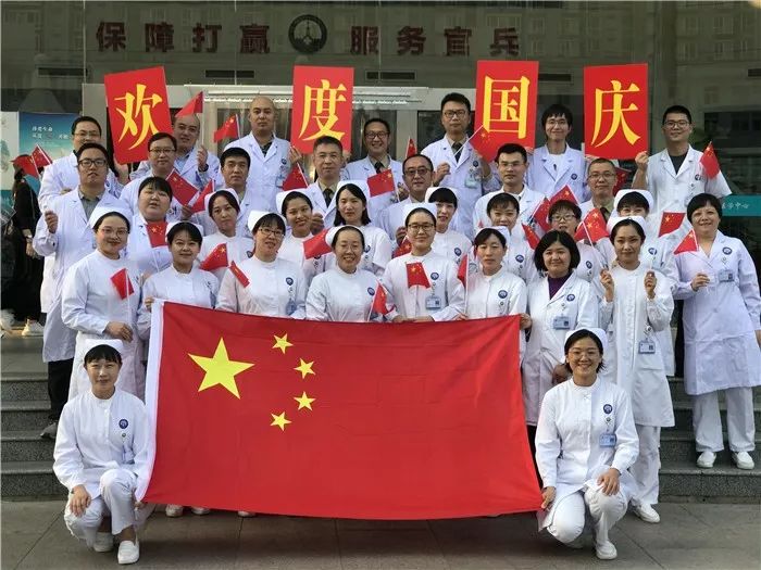 瞧！这些与*旗国**同框的*队军**白衣战士们