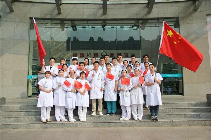 瞧！这些与*旗国**同框的*队军**白衣战士们