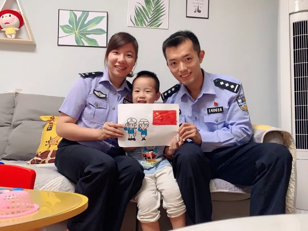 不一样的国庆献礼，福州警宝画出对祖国的爱