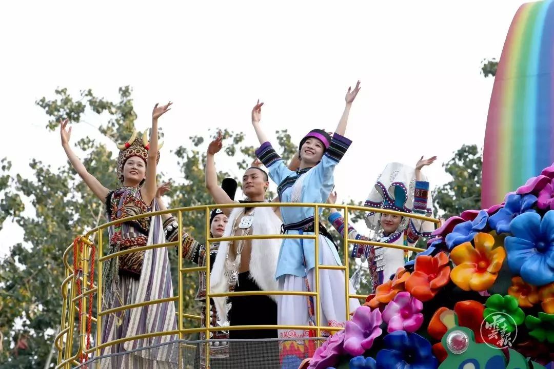 国庆七彩云南彩车,2019年国庆彩车寓意