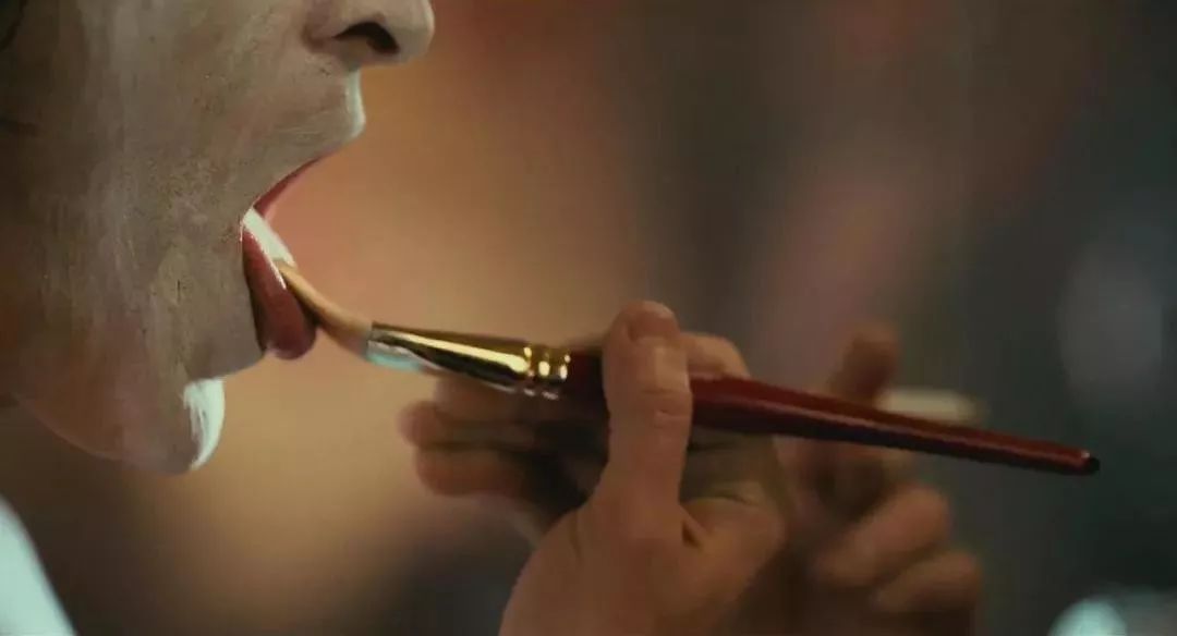 它因为尺度太大，被美国人*制抵**上映……