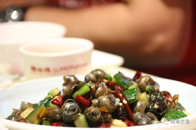 羊城飘逸着最傲娇的色彩——中国红，要的就是这个味儿