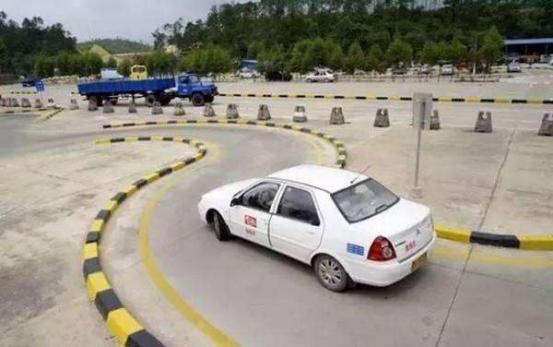 驾照考试科目二三共五次吗,科目二三次都不过怎么办