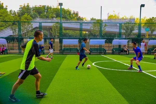 闲置空地变身篮球场,江岸人造草坪足球场