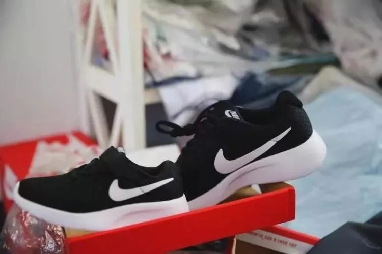 阿迪耐克曝光假货,青岛阿玛尼