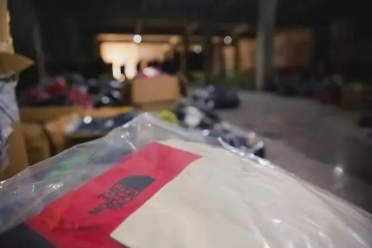 阿迪耐克曝光假货,青岛阿玛尼