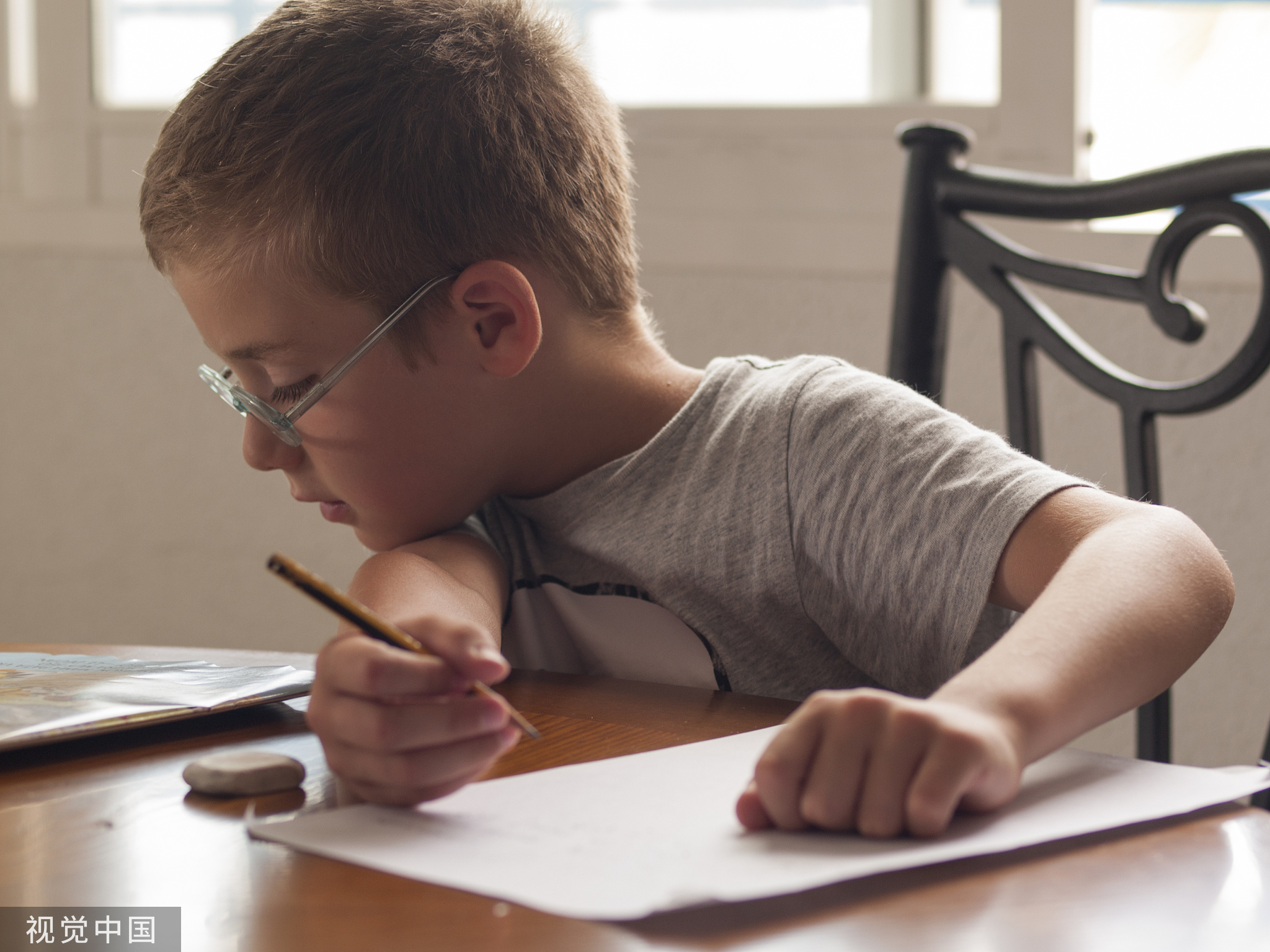 孩子不主动思考抄袭作业怎么引导,抄袭作业的小孩应该怎么整治