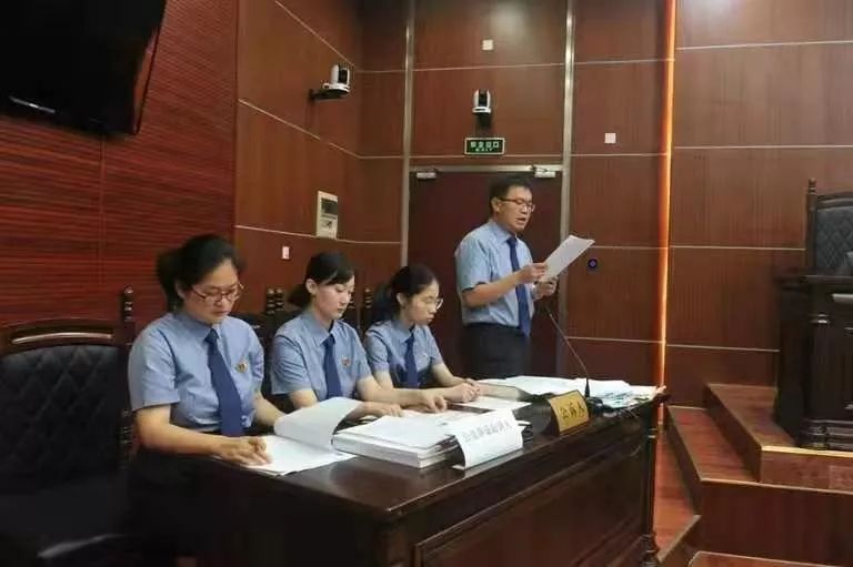 首例！医院院长伪造“宫颈贴膜治疗”项目，骗取多名病人治疗费案件开庭