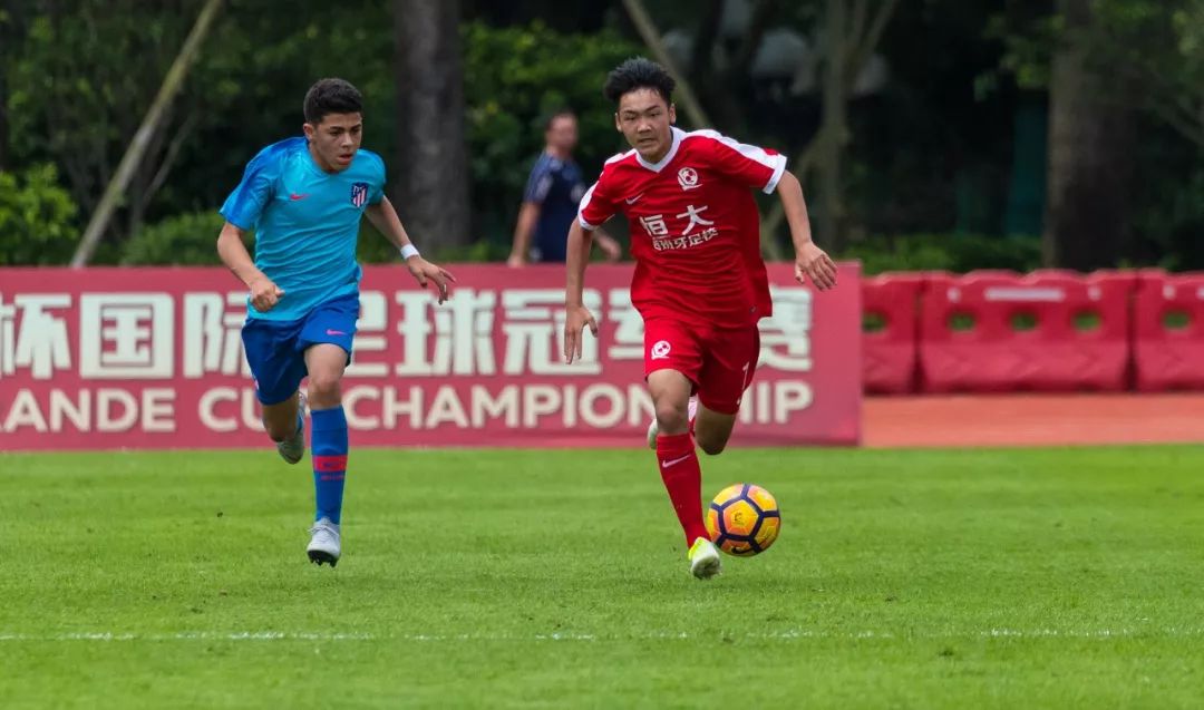 带球连续过人进球视频,带球连过五人