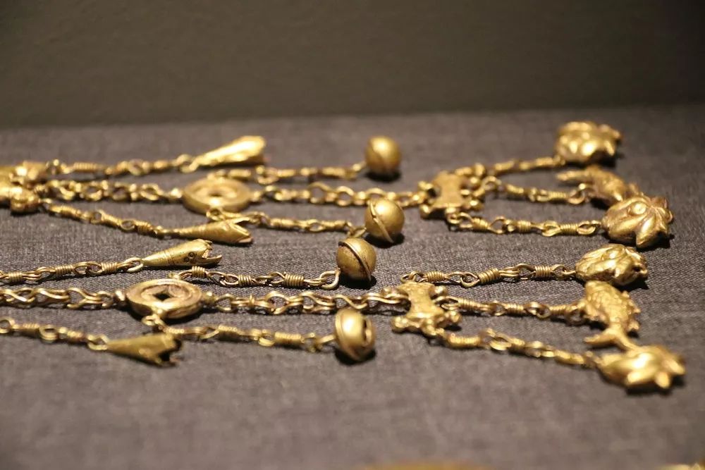 卡地亚限量窄版手镯,卡地亚新款手镯时尚减龄黄金