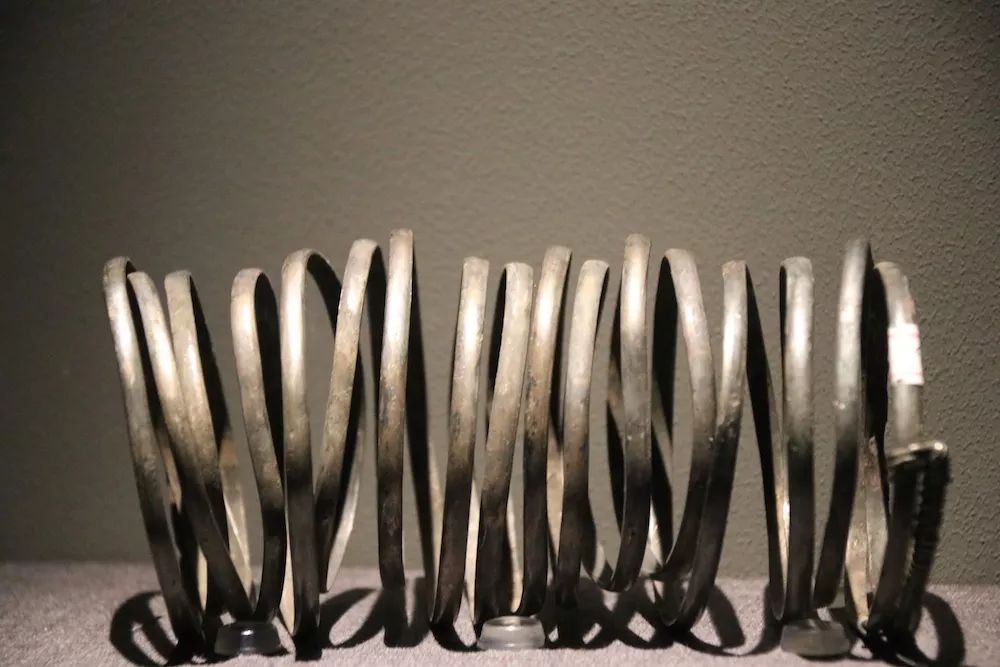 卡地亚限量窄版手镯,卡地亚新款手镯时尚减龄黄金