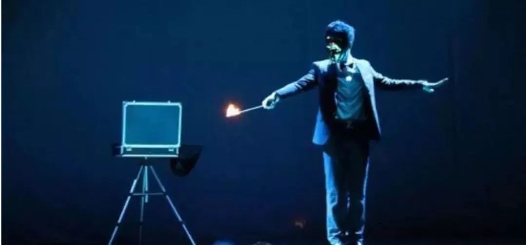 专家义诊下基层健康服务暖心,医护人员健康大礼包