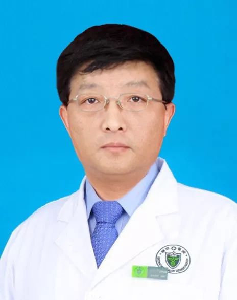 专家义诊下基层健康服务暖心,医护人员健康大礼包