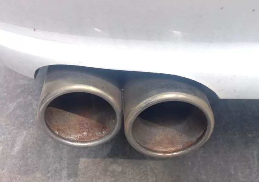 洗车能打开机盖直接用水冲吗,洗车时用水冲排气口