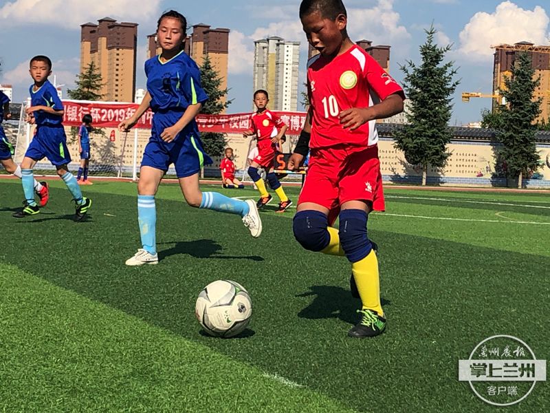 小羊羔当“陪练”，兰州大山深处的女孩走进英国赛场