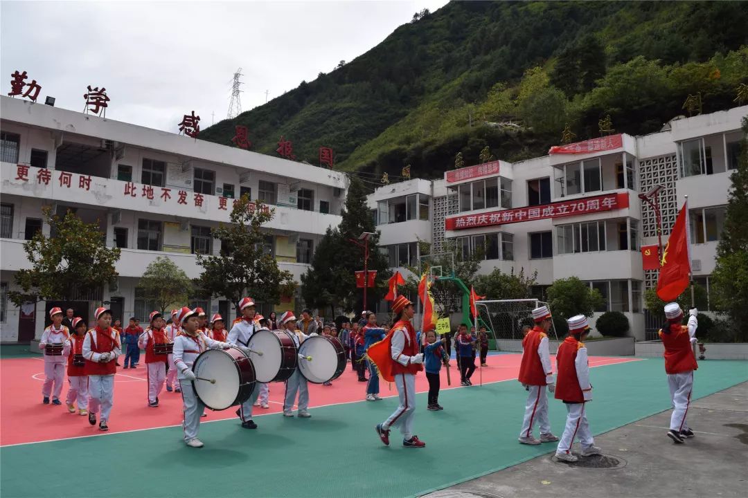 鏍￠棬鍙ｅ鐢熶細鎵撴嫑鍛兼暚闃熺ぜ,瀛︽牎灏戝厛闃熷憳琛岀ぜ