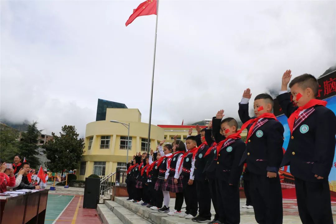 鏍￠棬鍙ｅ鐢熶細鎵撴嫑鍛兼暚闃熺ぜ,瀛︽牎灏戝厛闃熷憳琛岀ぜ