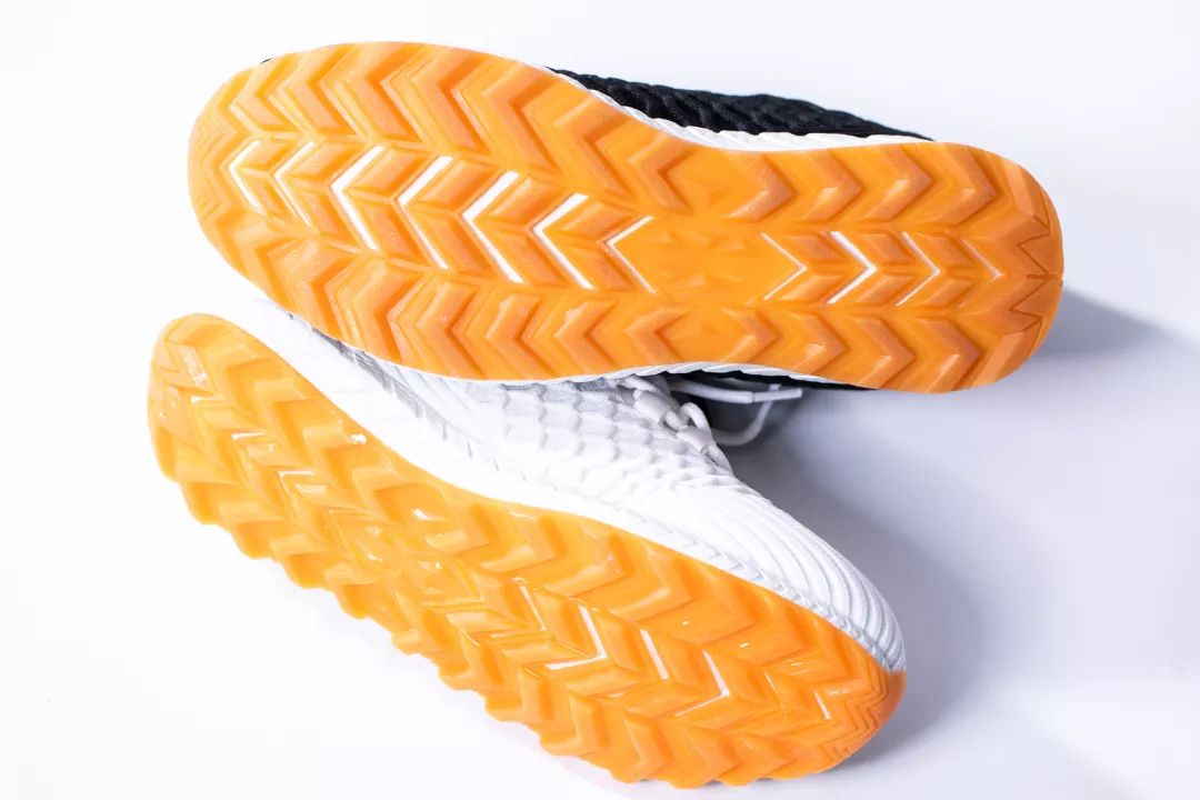 地表Zui强！暴雨蹦迪从不湿还巨暖和！比2个鸡蛋还轻，走8小时一点都不累