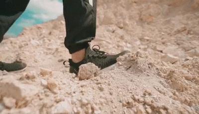 地表Zui强！暴雨蹦迪从不湿还巨暖和！比2个鸡蛋还轻，走8小时一点都不累