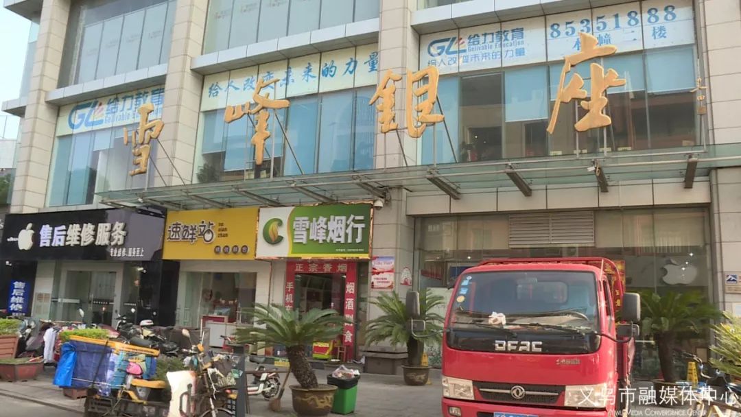 记者暗访手机店视频,记者暗访手机店送礼骗局