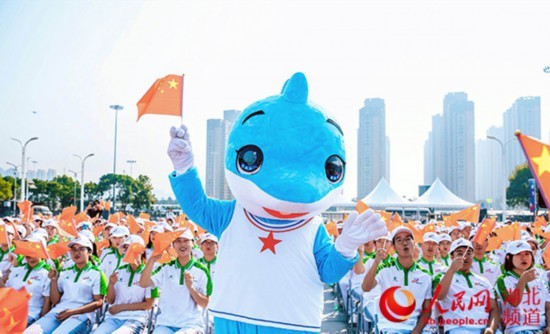 创军人荣耀筑世界和平的英语,展军人风采筑世界和平