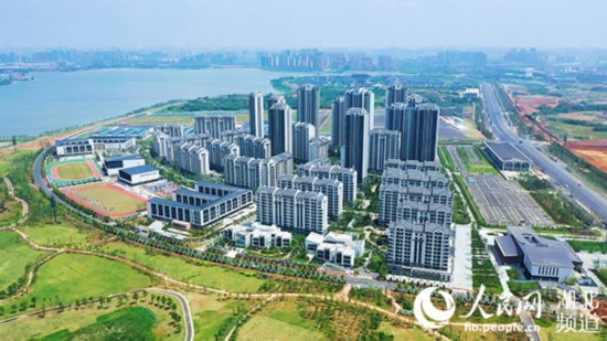 创军人荣耀筑世界和平的英语,展军人风采筑世界和平