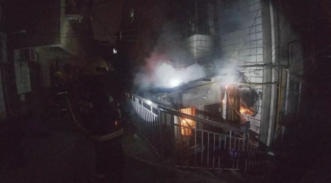 烧烤店起火扑救全过程,烧烤店着火怎么扑灭