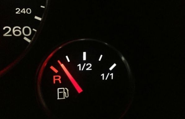 摩托车油表针不会动了怎么回事,加了30元油油表没变化