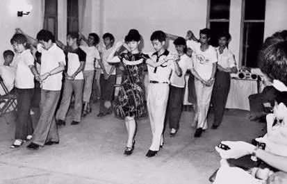 舞厅灯光璀璨,舞厅跳舞夜上海