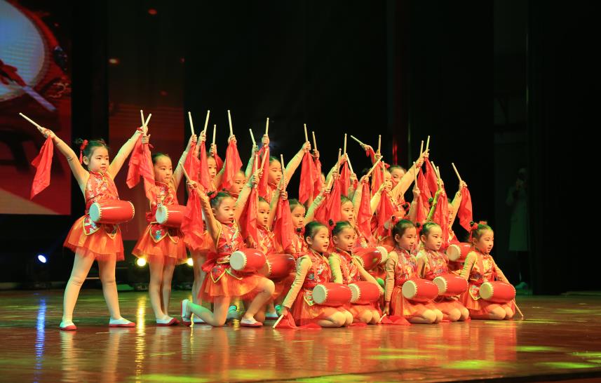 璺冲姩鍏ㄥ煄灏戝効鑸炶箞姣旇禌鐜板満,鑱婂煄骞挎挱浣撴搷澶ц禌