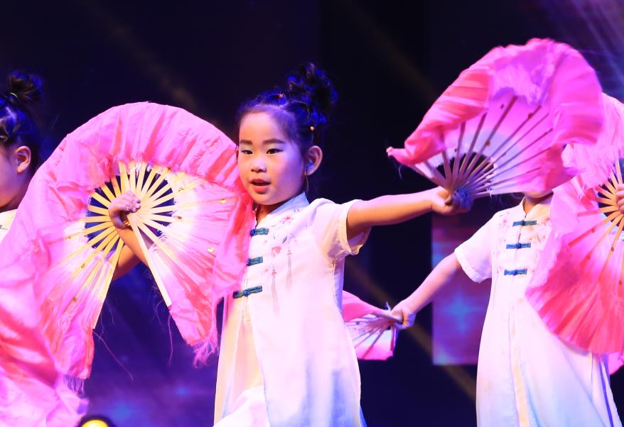 璺冲姩鍏ㄥ煄灏戝効鑸炶箞姣旇禌鐜板満,鑱婂煄骞挎挱浣撴搷澶ц禌