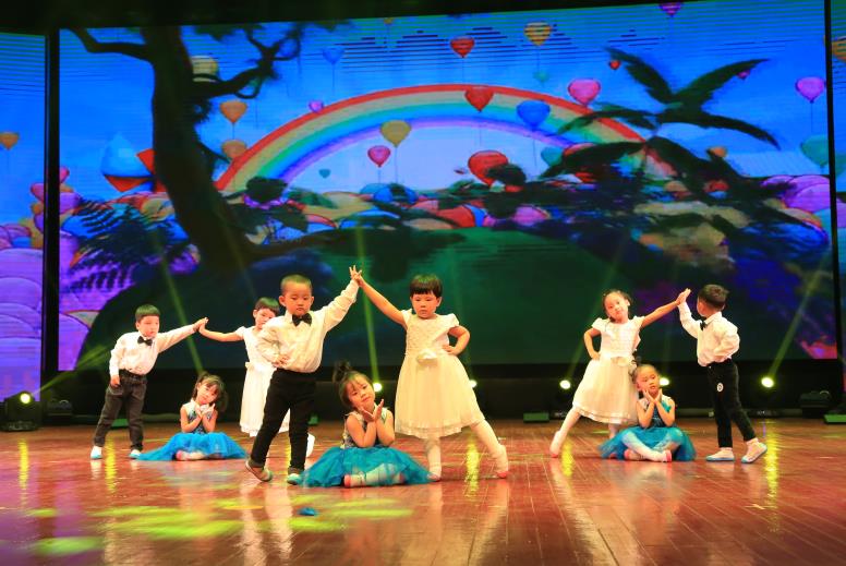 璺冲姩鍏ㄥ煄灏戝効鑸炶箞姣旇禌鐜板満,鑱婂煄骞挎挱浣撴搷澶ц禌